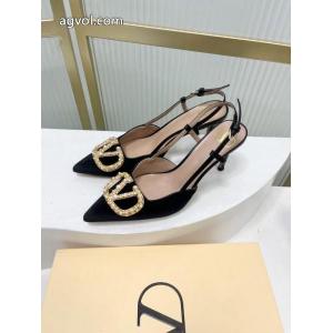 VALENTINOスニーカー即日発送可完売必須 HOT格安人気アイテム 旬スタイルに早変わり!スーパー コピー..