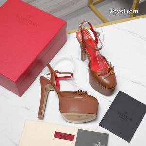 VALENTINONEW素敵 素材感に注目 大人キレイに仕立てる ブランド コピー 専門店サンダル.