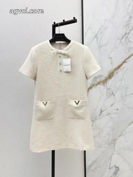 コピー ブランド 販売 ワンピースVALENTINO完売前に 2026に使えるおすすめトップス 必需品. 1