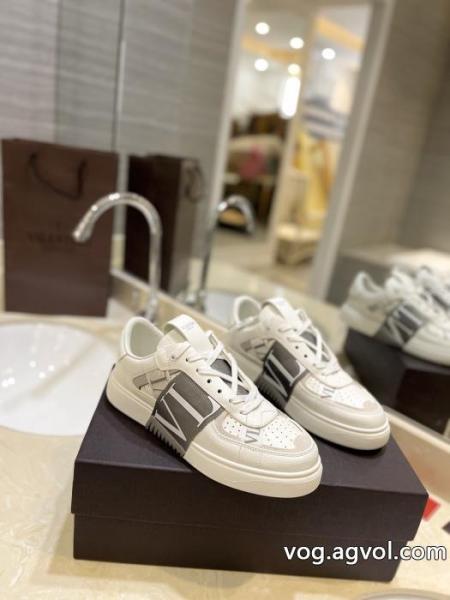 若々しい雰囲気 着まわしアクセント 多色使いが魅力のVALENTINOスニーカーコピー 商品 通販. 0 