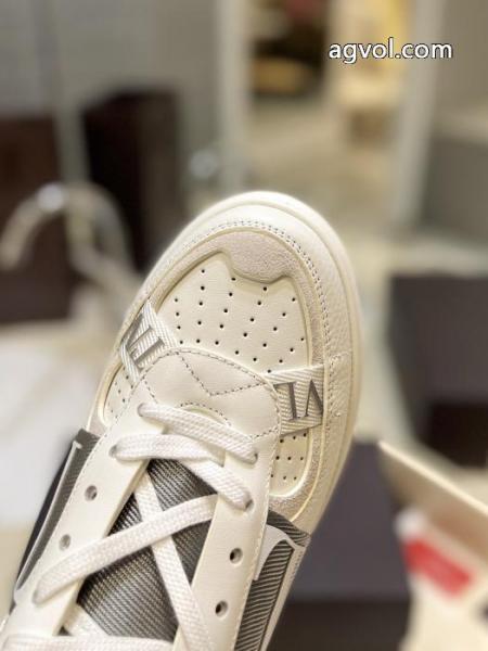 若々しい雰囲気 着まわしアクセント 多色使いが魅力のVALENTINOスニーカーコピー 商品 通販. 5 
