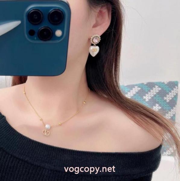 セレブ風 ヘルシー 抜け感重視 大人可愛いスタイルヴァレンティノアクセサリーコピー ブランド 優良. 1