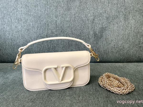 バッグブランド コピー 専門店VALENTINO即完売 定番が欲しい方 大胆なデザイン. 0